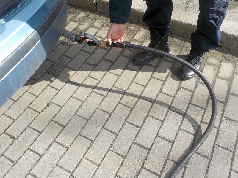 Kobieta jechała, a wąż do tankowania "pląsał i podskakiwał" / Fot: Straż Miejska /Informacja prasowa