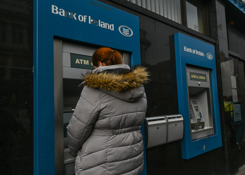 Kobieta korzysta z bankomatu Bank of Ireland w Dublinie /ARTUR WIDAK / NurPhoto /AFP
