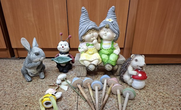 Kobieta kradła dekoracje z dziecięcych nagrobków i dekorowała nimi ogród