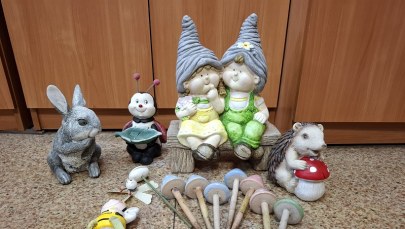 Kobieta kradła dekoracje z dziecięcych nagrobków i dekorowała nimi ogród