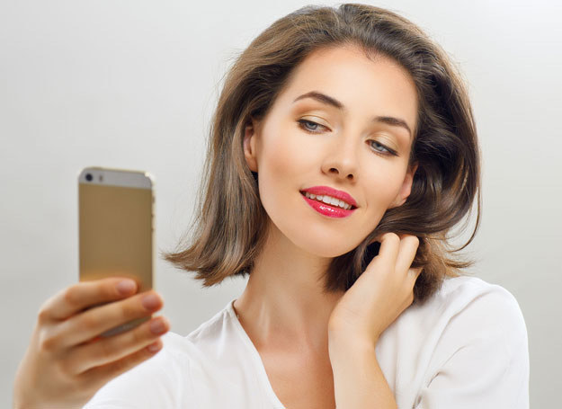 Kobieta, która zaczęła nagle mocniej dbać o siebie i spędza wiele godzin na telefonie może mieć na sumieniu zdradę /123RF/PICSEL