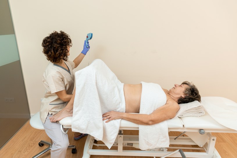 Kobieta ma do wyboru dwie metody diagnostyczne u fizjoterapeuty: badanie zewnętrze polegające na ocenie brzucha, blizny lub kompleksowe podejście, które obejmuje też badanie przez pochwę. /123RF/PICSEL