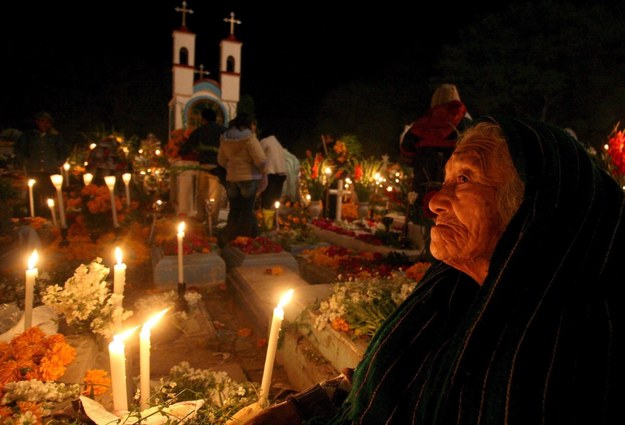 Kobieta modląca się na cmentarzu w Tlacotepec, podczas obchodów Dnia Zmarłych /Ulises Ruiz /PAP/EPA