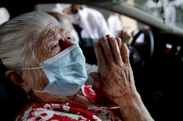 Kobieta modląca się przed otrzymaniem szczepionki przeciwko Covid-19 w Brazylii /FERNANDO BIZERRA /PAP/EPA