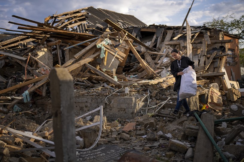Kobieta na gruzach swojego domu w miejscowości Irpień w obwodzie kijowskim /AP/Associated Press /East News