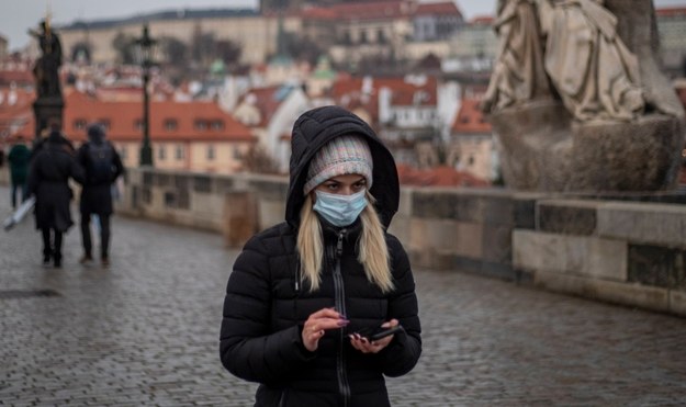 Kobieta na moście Karola w Pradze /Martin Divisek /PAP/EPA