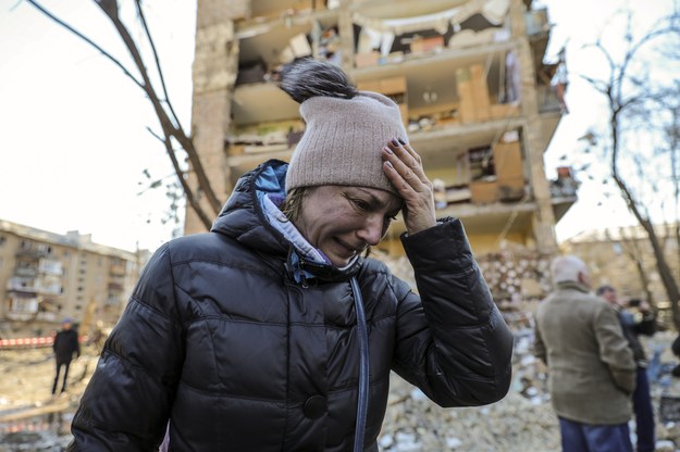 Kobieta na zgliszczach budynku zniszczonego w ostrzale rakietowym w Kijowie /MIGUEL A. LOPES /PAP/EPA