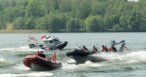 Kobieta nagle wyleciała za burtę. O włos od tragedii na jeziorze Niegocin