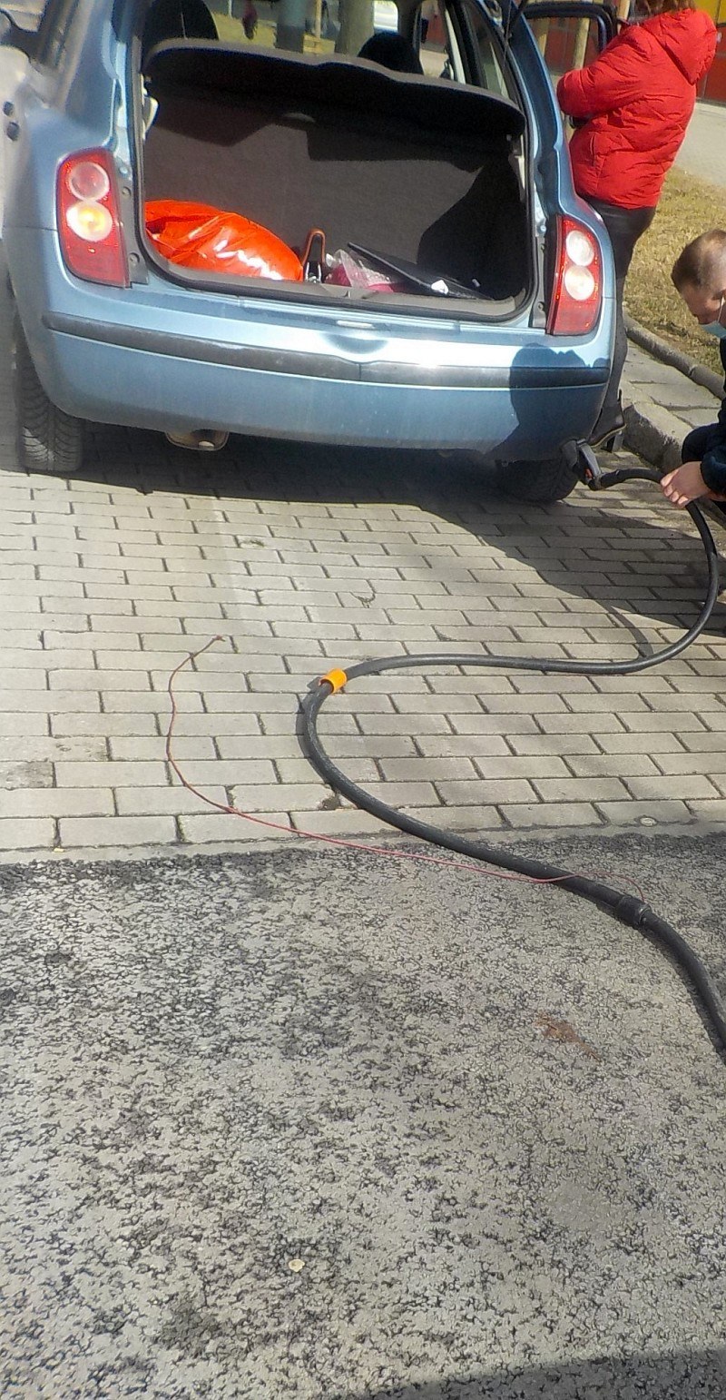 Kobieta nie zauważyła, że odjechała ze stacji razem z wężem do dystrybutora /Straż Miejska