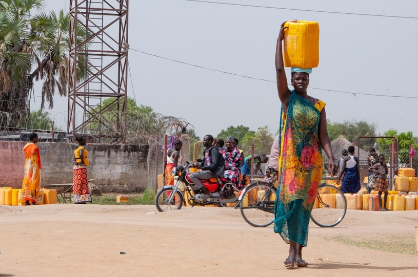 Kobieta niosąca wodę, Sudan Południowy /Polska Akcja Humanitarna /materiały prasowe