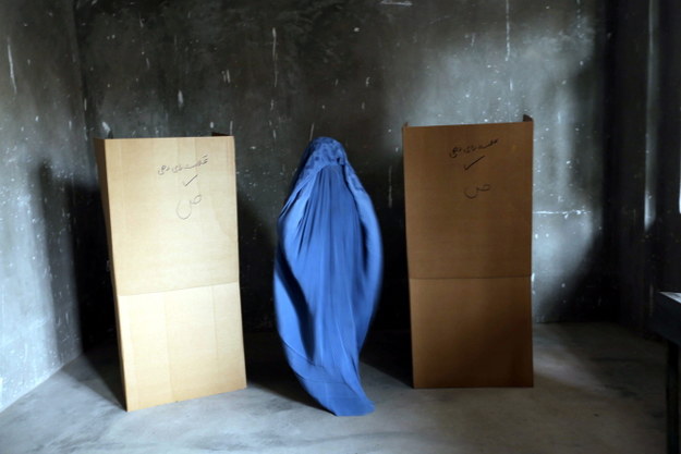 Kobieta oddaje głos w Heracie /PAP/EPA/JALIL REZAYEE /PAP/EPA
