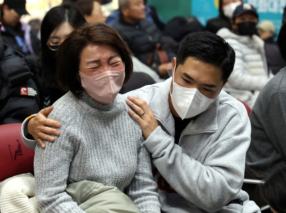 Kobieta płacząca na wieść o katastrofie samolotu Jeju Air w mieście Muan /Han Myung-Gu /PAP/EPA