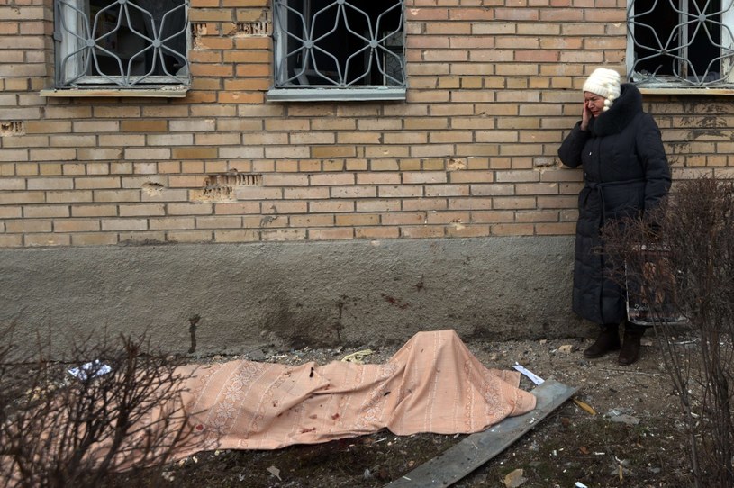 Kobieta płacze przy zwłokach syna, który zginął podczas ostrzału szpitala w Doniecku /AFP