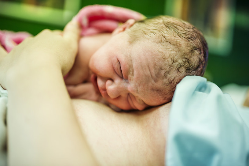 Kobieta po wybudzeniu się ze śpiączki po raz pierwszy wzięła dziecko w ramiona półtora miesiąca później, ale tylko na godzinę – ze względu na restrykcje przeciwepidemiczne w szpitalach. /123RF/PICSEL