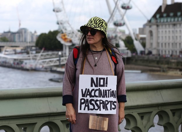 Kobieta podczas protestów przeciwko paszportom covidowym w Anglii /AA/ABACA /PAP/EPA
