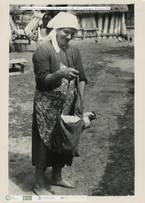 Kobieta pokazuje w jaki sposób można transportować kurę. Januszewice 1962 rok / Zdjęcia: zespół PAE Uniwersytet Śląski /&nbsp