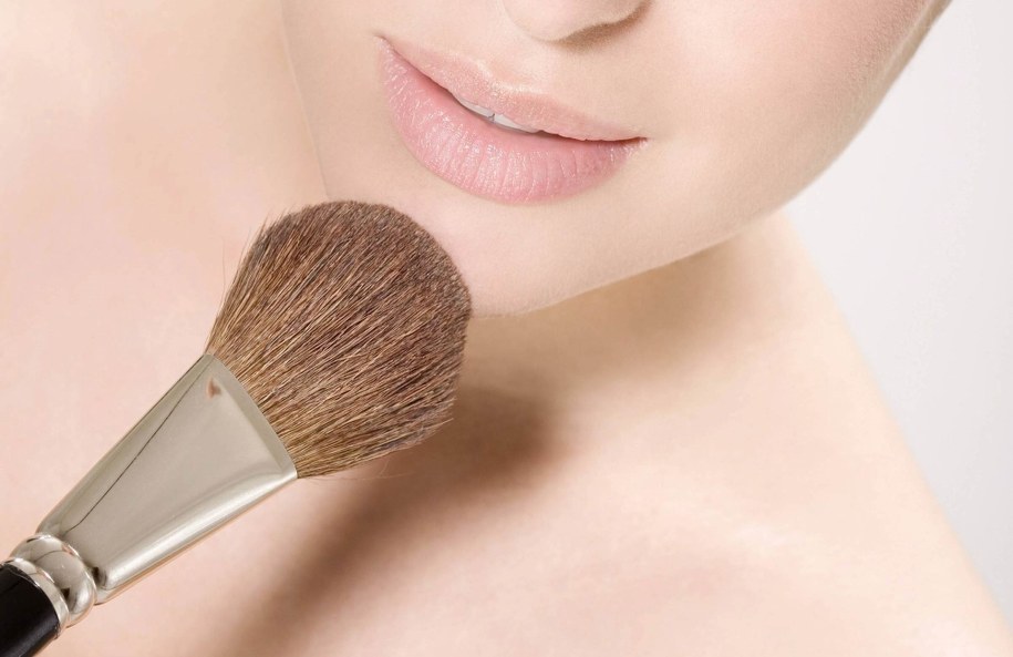 Kobieta pożyczyła pędzel do makijażu swojej koleżance / 	Roman Märzinger /PAP/EPA