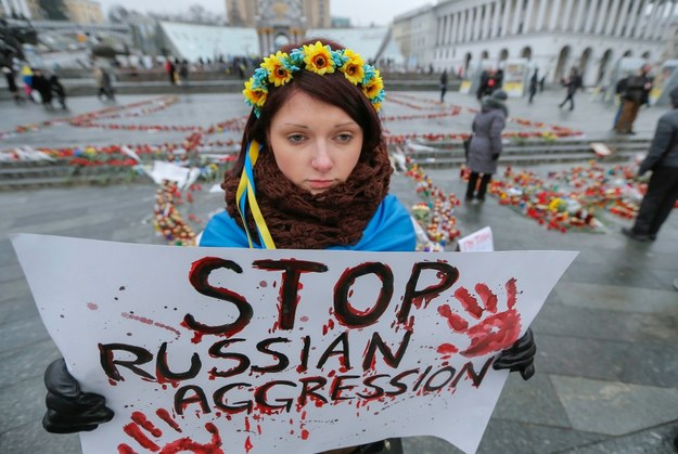 Kobieta protestująca w Mariupolu na wschodzie Ukrainy /SERGEY DOLZHENKO /PAP/EPA