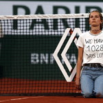Kobieta przerwała półfinał Rolanda Garrosa. Przywiązała się do siatki