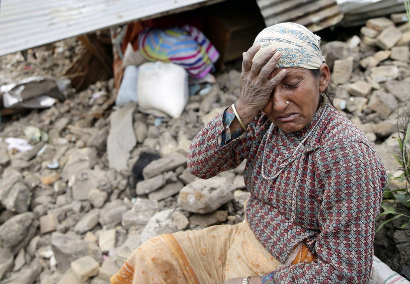 Kobieta przy swoim zniszczonym domu w Kumalpur /PAP/EPA