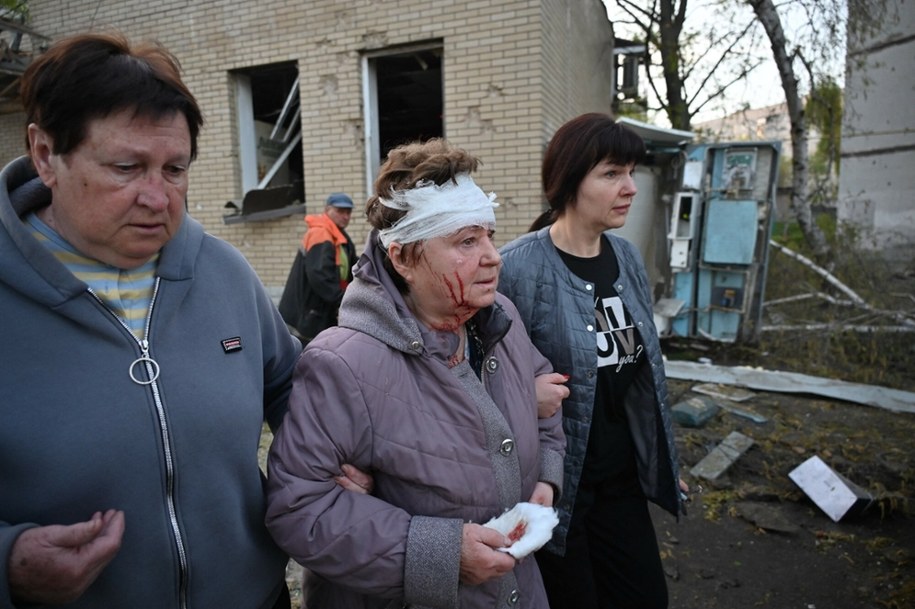 Kobieta ranna po ataku na Charków /SERGEY BOBOK/AFP /East News