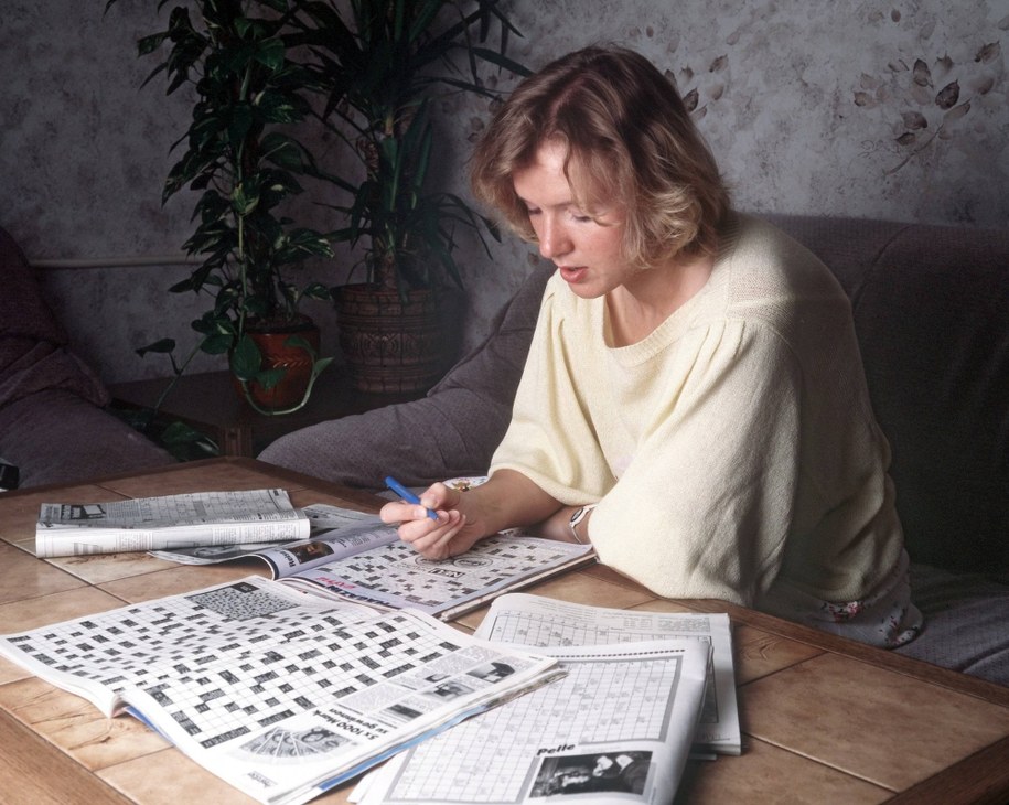 Kobieta rozwiązuje krzyżówki /PAP/DPA/Tschanz Hofmann  /PAP