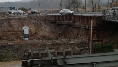 Kobieta spadła autem ze skarpy, bo tak... pokierowała ją nawigacja