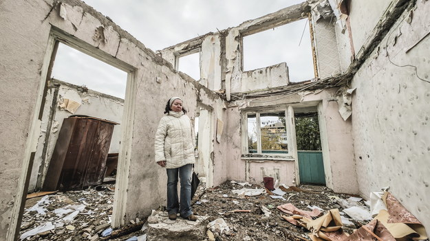 Kobieta stoi w ruinach domu w Nikopolu /HANNIBAL HANSCHKE /PAP/EPA