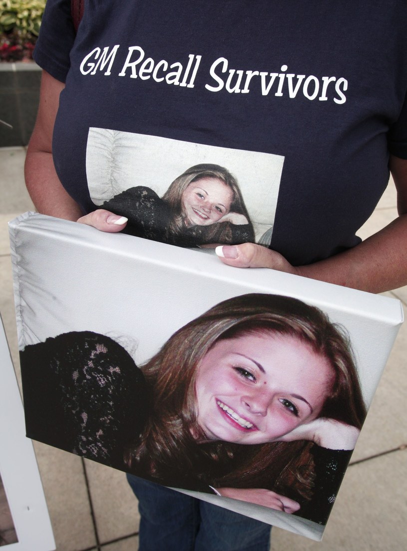 Kobieta trzyma zdjęcie swojej 16-letniej córki, która zginęła w wypadku spowodowanym przez wadliwą stacyjkę /AFP