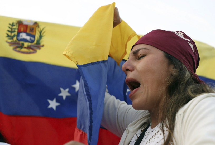 Kobieta trzymają wenezuelską flagę, zdj. ilustracyjne /Associated Press /East News