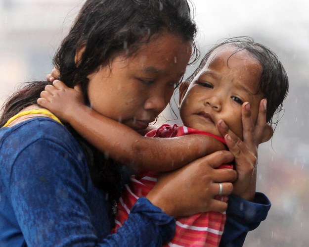 Kobieta trzymająca na rękach swoje dziecko /FRANCIS R. MALASIG /PAP/EPA