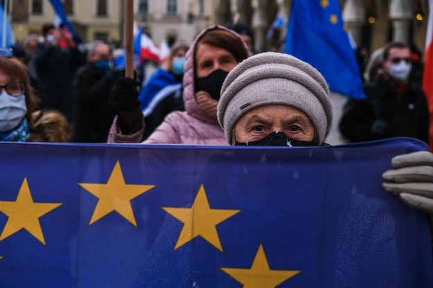 Kobieta trzymająca unijną flagę podczas protestów 22 listopada w Krakowie /	AA/ABACA /PAP/Abaca