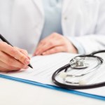 Kobieta u urologa. Z jakimi dolegliwościami należy udać się do tego specjalisty?