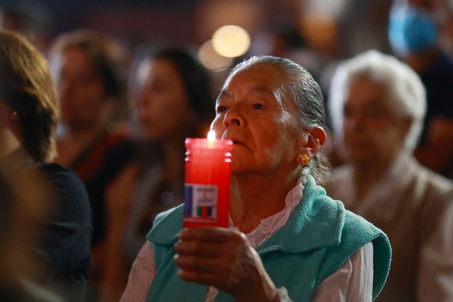 Kobieta uczestnicząca w mszy w Bazylice Matki Bożej z Guadalupe w Meksyku /Daniel Cardenas/Anadolu/ABACAPRESS.COM /East News