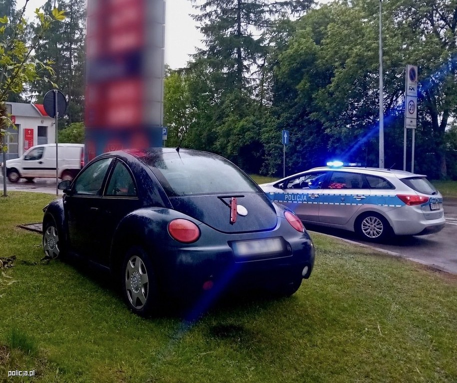 Kobieta uderzyła w pylon stacji paliw i zaczęła uciekać, fot. Policja Łódź /