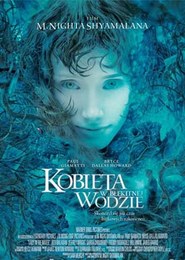 Kobieta w błękitnej wodzie