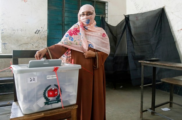 Kobieta w jednym z lokali wyborczych w stolicy Bangladeszu /MONIRUL ALAM /PAP/EPA