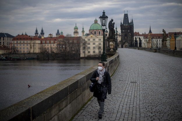 Kobieta w maseczce na Moście Karola w Pradze /Martin Divisek /PAP/EPA