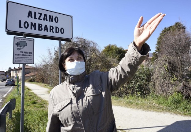 Kobieta w maseczce we włoskiej miejscowości Nembro /STEFANO CAVICCHI /PAP/EPA