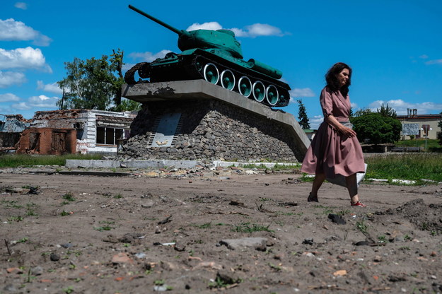 Kobieta w zniszczonej miejscowości Ochtyrka, niedaleko Charkowa /Viacheslav Ratynskyi /PAP