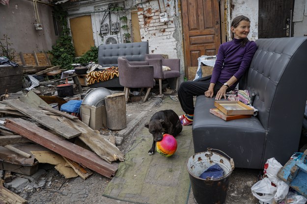 Kobieta w zniszczonym domu w okupowanym przez Rosjan Mariupolu /ALESSANDRO GUERRA /PAP/EPA