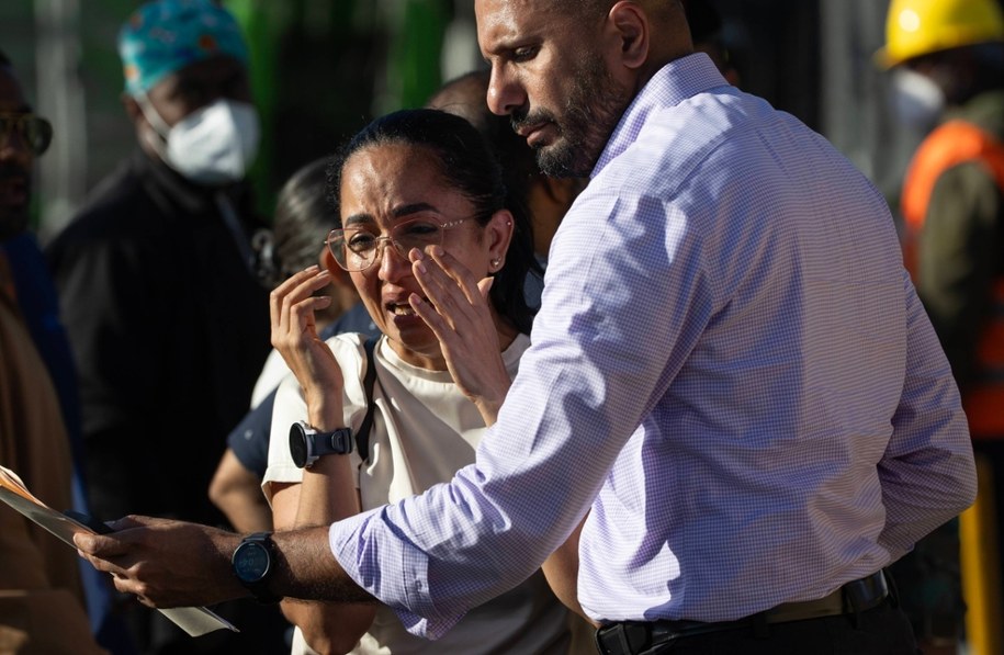 Kobieta widzi listę ofiar po zawaleniu się dachu dyskoteki Jet Set na Dominikanie, 9 kwietnia 2025 /ORLANDO BARRIA /PAP