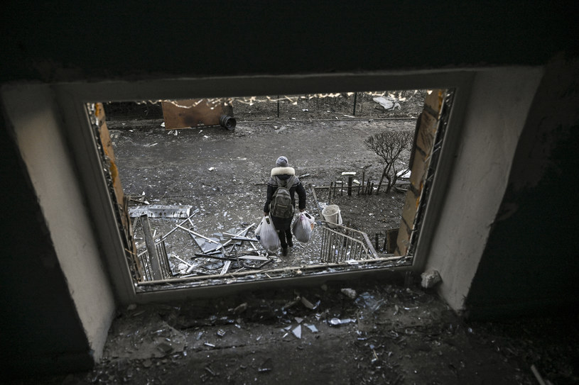 Kobieta wynosi swój dobytek po ostrzale Kijowa /Aris Messinis /AFP