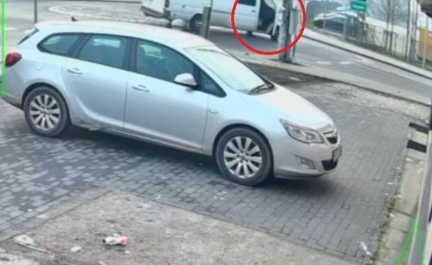 Kobieta wypadła z samochodu na rondzie. Policja publikuje nagranie