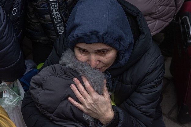 Kobieta z dzieckiem czekająca na ewakuację z Kijowa /ROMAN PILIPEY /PAP/EPA