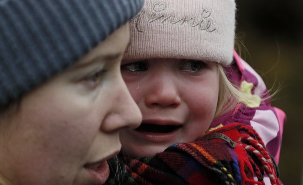 Kobieta z dzieckiem ewakuowane z objętej wojną Ukrainy /ROBERT GHEMENT /PAP/EPA