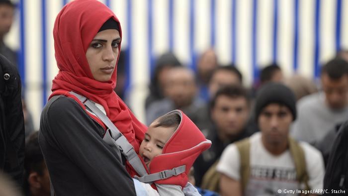 Kobieta z dzieckiem w ośrodku dla uchodźców /Deutsche Welle