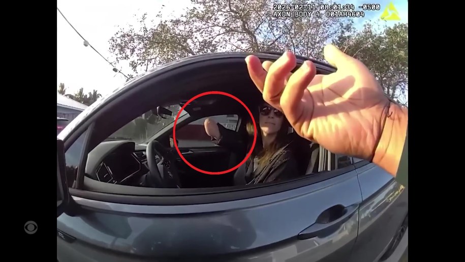 Kobieta z Florydy otrzymała mandat za korzystanie z telefonu prawą ręką podczas jazdy, mimo że nie ma prawej ręki /Palm Beach County Sheriff's Office /