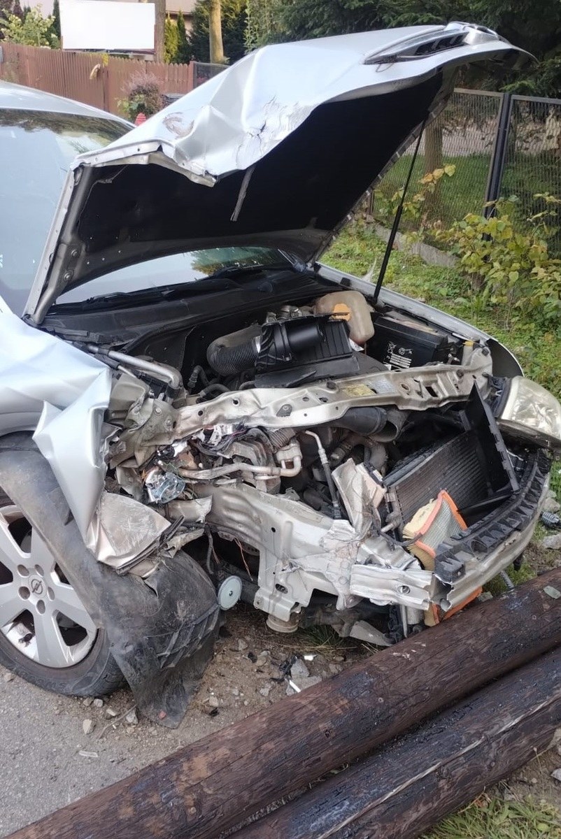 Kobieta z impetem wjechała w słup /KPP Oświęcim /