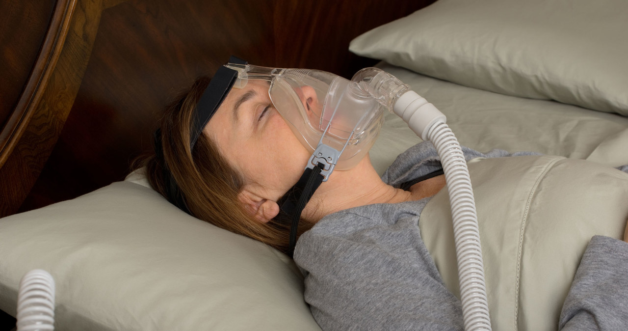 Kobieta z urządzeniem CPAP /123RF/PICSEL